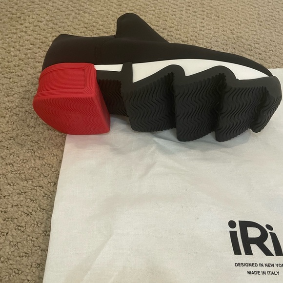 New size 5 WES BLACK RED LOW TOP SNEAKER - Picture 7 of 8